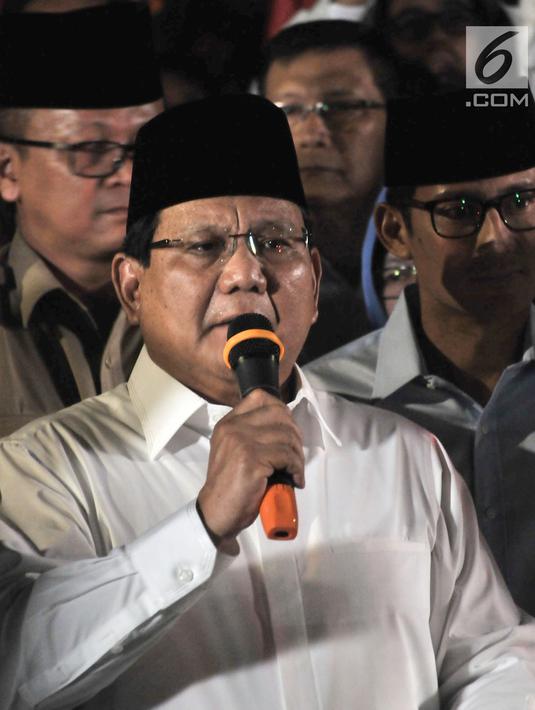 Capres yang juga Ketua Umum Partai Gerindra, Prabowo Subianto dan cawapres Sandiaga Uno memberikan keterangan pers saat deklarasi capres-cawapres di Kertanegara, Jakarta, Kamis (9/8). (Merdeka.com/Iqbal S Nugroho)