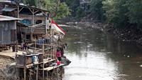 Suasana pemukiman kumuh di bantaran Sungai Ciliwung, Jakarta, Selasa (13/10/2015). Berdasarkan data BPS DKI Jakarta, angka kemiskinan di Jakarta tahun 2015 mengalami penurunan 0,16 persen dibandingkan tahun lalu. (Liputan6.com/Immanuel Antonius)