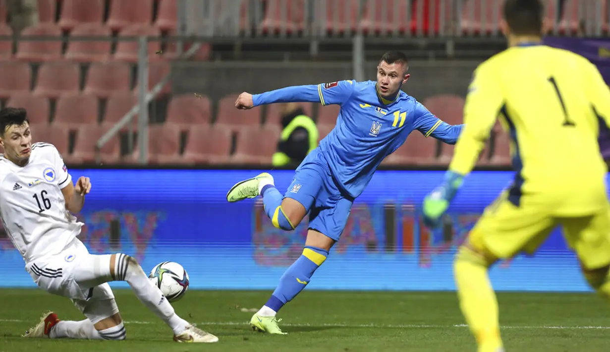 Pemain Bosnia-Herzegovina Anel Ahmedhodzic (kiri) mencoba untuk memblokir tendangan pemain Ukraina Oleksandr Zubkov (tengah) pada pertandingan kualifikasi Grup D Piala Dunia 2022 di Stadion Bilino Polje, Zenica, Bosnia, 16 November 2021. Ukraina menang 2-0. (AP Photo)