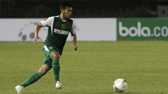 Bek Persebaya Surabaya, Novan Sasongko, menggiring bola saat melawan Perseru Serui pada laga Piala Presiden 2019. (Bola.com/Yoppy Renato)