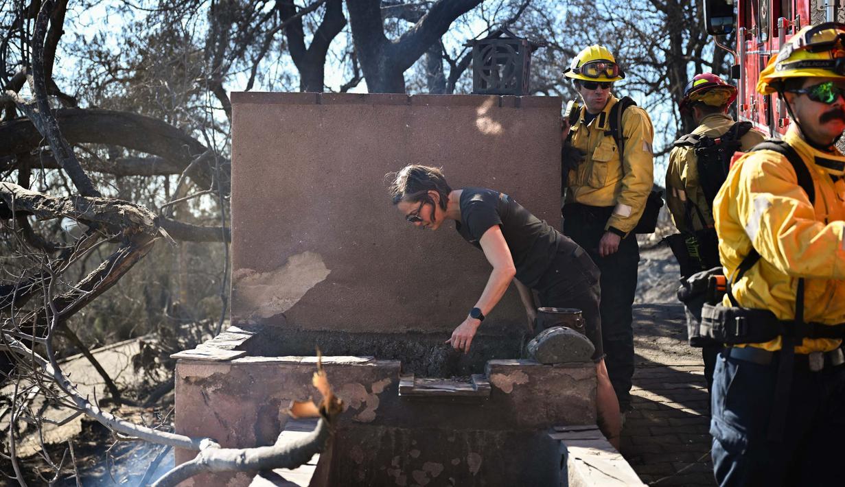Lebih dari 130 rumah hancur akibat api yang berkobar sejak Rabu (6/11/2024). (Patrick T. Fallon/AFP)