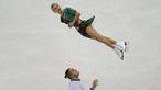 Atlet Rusia, Tatiana Volosozhar dan Maxim Trankov, beraksi di nomor short program Kejuaraan Eropa Figure Skating ISU di Bratislava, Slowakia, (29/1/2016). (Reuters/David W Cerny)