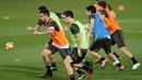 Para pemain AC Milan tampak berlari saat berlatih ringan di Doha, Qatar, Kamis (22/12/2016). Latihan ini merupakan persiapan jelang laga penuh gengsi, Supercoppa Italiana melawan Juventus. (AFP/Karim Jaafar)