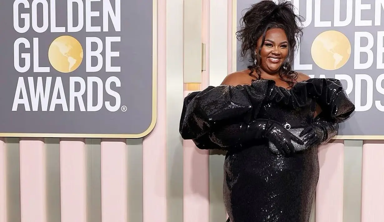 Nicole Byer dengan gaya rambut updo. Gaya rambut ini mengingatkan kita pada updo Pamela Anderson, yang mengarah pada messy bun. Foto: Instagram.
