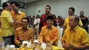 Bakal calon ketua umum Partai Golkar, Ade Komarudin (peci hitam) saat menghadiri kegiatan sosialisasi Panitia Pengarah Musyawarah Nasional Luar Biasa Partai Golkar di Kantor DPP Partai Golkar, Jakarta, Senin (2/5/2016). (Liputan6.com/Johan Tallo)