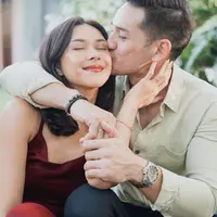 Di sini, Nana Mirdad tampil memesona dibalut dress bertali spageti berwarna burgundy, bermesraan dengan sang suami yang mengenakan kemeja lengan panjang berwarna sage dan celana panjang hitam. [Foto: Instagram/nanamirdad_]