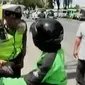 Para sopir menolak keberadaan taksi dan ojek berbasis aplikasi. (Liputan 6 SCTV)