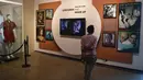 Pengunjung melihat koleksi yang ada di Museum Nasional Sinema India (NMIC), Mumbai, India (22/1). NMIC adalah museum film pertama di India. Museum ini menampilkan dokumentasi film-film Bollywood. (AFP Photo/Punitparanjpe)