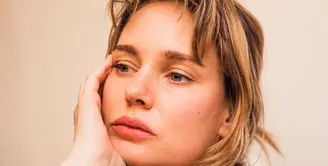 Lihat di sini beberapa potret gaya parisian chic yang sesungguhnya dari istri Ario Bayu.