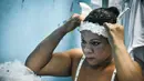 Seorang anggota grup tari Danza Voluminosa bersiap untuk latihan di Teater Nasional di Havana, 13 Januari 2016. Grup tari over size itu juga sempat dijadikan subyek dalam sebuah film dokumenter yang berjudul Gravity Defying. (AFP PHOTO/ADALBERTO ROQUE)