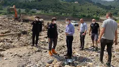 Tim penyelamat bekerja di area yang terdampak banjir di Provinsi Giresun, kawasan Laut Hitam, Turki (23/8/2020). Banjir yang melanda Giresun pada Minggu (23/8) menewaskan enam orang, termasuk dua personel Gendarmerie, demikian dilaporkan kantor berita semiresmi Turki Anadolu Agency. (Xinhua)