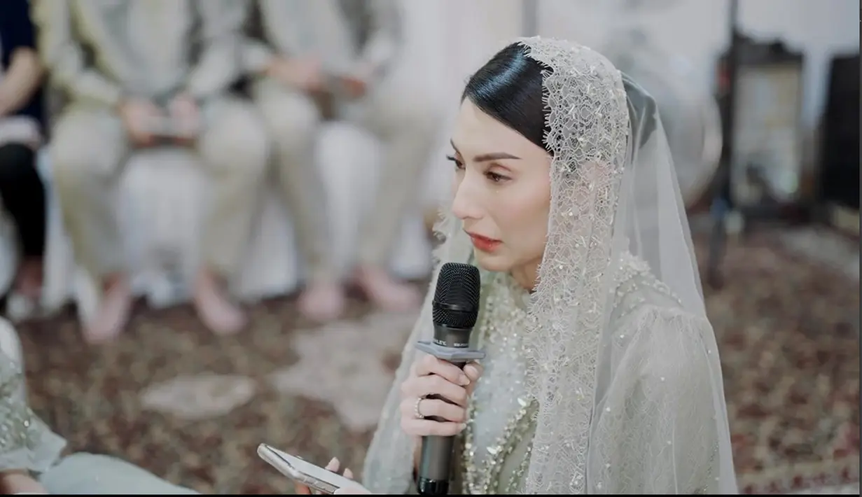 “Disaat yang baik ini, ade memohon doa restu, untuk melangsungkan pernikahan dengan pria yang ade cintai bernama Tengku Ahmad Zevandri,” kata Tyas Mirasih sambil terisak. [Instagram/tyasmirasih]