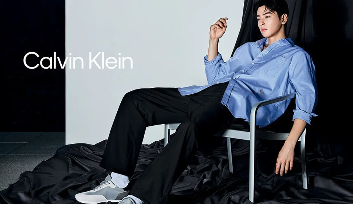 Cha Eun Woo menghadirkan kembali tailoring klasik, denim ikonik, dan layering staples dengan detail sleek, sophisticated, dan effortless.  [Calvin Klein]
