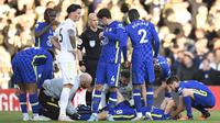 Sementara itu, Kovacic langsung mendapatkan perawatan dari tim medis Chelsea. (AFP/Oli Scarff)