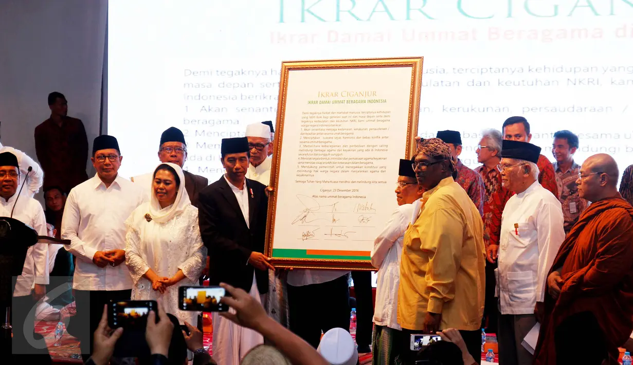 Presiden Jokowi dan Ketua Umum PBNU Said Aqil Sirajd saat memegang pigura Ikrar Ciganjur pada peringatan Haul Gus Dur ke 7 dan Peringatan Maulid Nabi Muhammad SAW di Ciganjur, Jakarta, Sabtu (23/12). (Liputan6.com/Gempur M Surya)