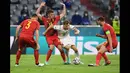 Nicolo Barella punya peran agresif, lihat saja golnya ke gawang Timnas Belgia pada perempat final. Pemain bertubuh mungil ini tiba-tiba ada di kotak penalti dan mencetak gol. Melawan Inggris, Barella punya kans besar mencetak gol. (Foto: AFP/Pool/Christof Stache)