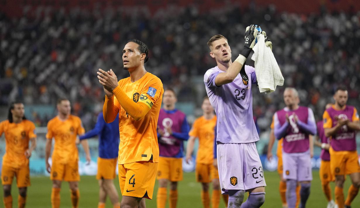 Hingga laga usai, skor 3-1 untuk kemenangan Belanda tetap bertahan. Virgil van Dijk dkk pun menjadi tim pertama yang lolos ke babak perempatfinal Piala Dunia 2022. (AP/Ashley Landis)