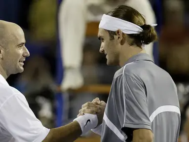 1. Tahun 2003 - Roger Federer (Swiss) berhadapan dengan Andre Agassi (USA) dalam partai final yang berlangsung di Westside Tennis Club, Houston, Texas, USA (16/11/2003). Roger Federer menang dengan skor 6-3, 6-0, 6-4. (AFP/Matthew Stockman/Via Getty Images)