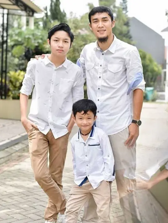 Kiesha Alvaro dan Gunawan Dwi Cahyo sering kompak di berbagai momen. Seperti saat momen pakai baju putih yang kian memperlihatkan sisi keakraban keduanya. Netizen pun memuji penampilan Kiesha yang makin tampan dengan outfit putih. (Liputan6.com/IG/kiesha.alvaro)