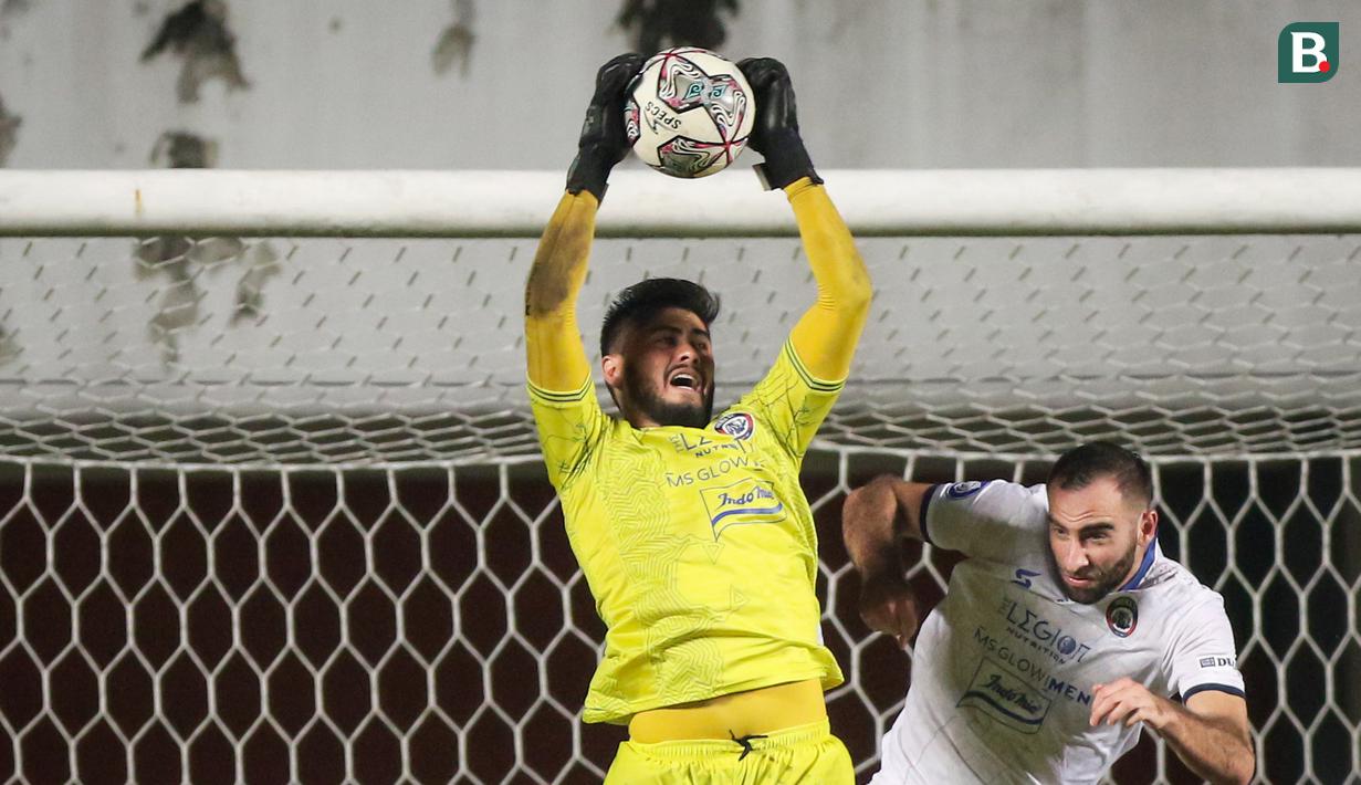 Persib memiliki peluang lewat tendangan jarak jauh Esteban Vizcarra menit 15. Tapi bola bisa diselamatkan kiper Arema, Adilson Maringa. (Bola.com/Bagaskara Lazuardi)