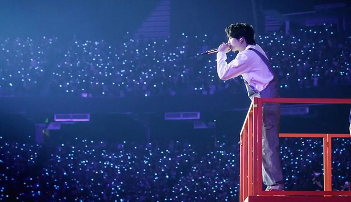 Sedangkan untuk Indonesia, Suga BTS diketahui akan melangsungkan konser pada 26 hingga 28 Mei 2023 mendatang. Konser tersebut tentunya telah dinantikan oleh para penggemar, ARMY untuk menyaksikan langsung penampilan dari rapper sekaligus penulis lagu satu ini. (Liputan6.com/IG/@agustd)