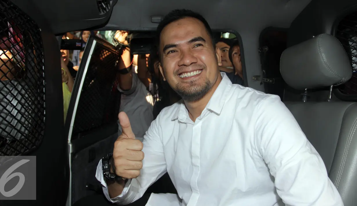 Pedangdut Saipul Jamil saat berada dalam mobil tahan usai diperiksa KPK, Jakarta, Kamis (21/7). Saipul Jamil diperiksa sebagai saksi kasus dugaan suap kepada panitera PN Jakarta Utara terkait putusan perkaranya. (Liputan6.com/Helmi Afandi)