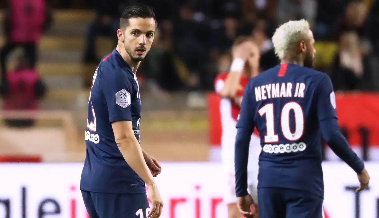 Gelandang PSG, Pablo Sarabia (kiri) berselebrasi usai mencetak gol ke gawang AS Monaco pada pertandingan lanjutan Liga Prancis di Stadion Louis II, Monaco (15/1/2020). PSG menang telak atas Monaco 4-1. (AFP Photo/Valery Hache)