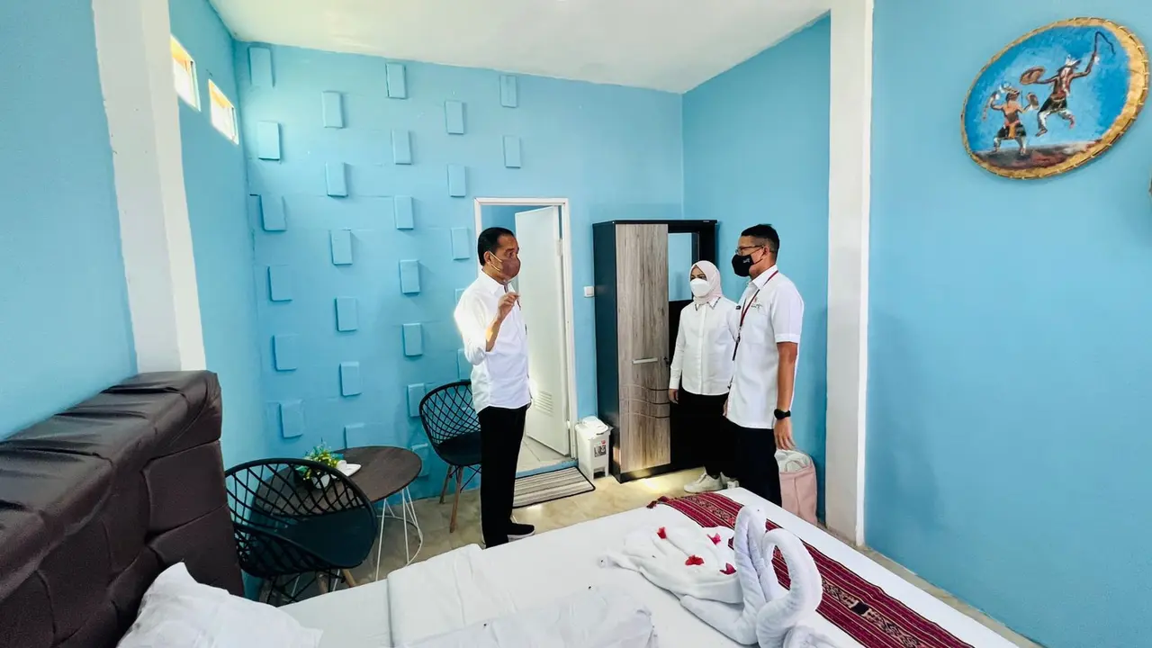 Jokowi dan Iriana mendatangi sebuah kios sekaligus pondok wisata (homestay) yang dimilili warga di Sarana Hunian Pendukung Kawasan Pariwisata, Kampung Baru, Labuan Bajo