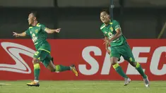 Gelandang Persebaya Surabaya, Rendi Irwan (kiri) melakukan selebrasi usai mencetak gol kedua ke gawang Madura United dalam laga matchday ke-2 Grup C Piala Menpora 2021 di Stadion Si Jalak Harupat, Bandung, Minggu (28/3/2021). Persebaya menang 2-1 atas Madura United. (Bola.com/M Iqbal Ichsan)