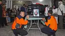 Peti jenazah Kepala Pusat Data Informasi dan Humas BNPB Sutopo Purwo Nugroho saat disemayamkan di rumah duka di Raffles Hils, Depok, Minggu (7/7/2019). Sutopo meninggal dunia di China pada saat menjalani pengobatan kanker paru-paru yang dideritanya. (Liputan6.com/Herman Zakharia)