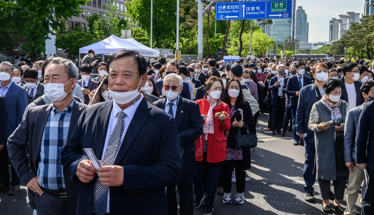 <p>Para tamu tiba menjelang pelantikan presiden baru Korea Selatan, Yoon Suk-yeol di Majelis Nasional di Seoul, Selasa (10/5/2022). Yoon Suk-yeol akan dilantik sebagai Presiden Korea Selatan untuk periode kepresidenan ke-20 pada hari Selasa ini. (ANTHONY WALLACE / AFP)</p>