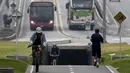 Sejumlah Pengendara sepeda melintasi jalur yang telah disediakan selama "No Car Day" di Bogota, Kolombia (4/2/2016). Selama " No Car Day" Jalur ini juga dapat dilalui para pengguna sepatu roda dan skateboard. (REUTERS/John Vizcaino)