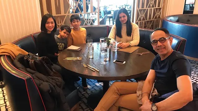 7 Potret Kebersamaan Bunga Zainal dan Anak Sambungnya, Bak Kakak Adik