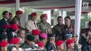 Mantan Danjen Kopassus, Prabowo Subianto menghadiri peringatan HUT ke-67 Komando Pasukan Khusus (Kopassus) di Cijantung, Jakarta Timur, Rabu (24/4/2019). Acara itu juga dihadiri oleh para kepala staf TNI, dan Panglima TNI Marsekal TNI Hadi Tjahjanto. (Liputan6.com/Faizal Fanani)