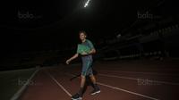 Pelatih Timnas Indonesia, Luis Milla, bersiap memimpin latihan di Stadion Patriot, Bekasi, Senin (2/10/2017). Latihan ini merupakan persiapan jelang laga persahabatan melawan Kamboja. (Bola.com/Vitalis Yogi Trisna)