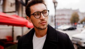 Ilustrasi Pria Berkacamata (Credit: svetlanasokolova/freepik)