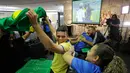 Carlos Junior bersuka cita saat Brasil memenangkan pertandingan melawan Meksiko di Sao Paulo, Brasil, (2/7). Junior bersama disabilitas lainnya menyaksikan pertandingan sepak bola dengan merasakannya dibantu oleh penerjemah. (AP Photo / Nelson Antoine)