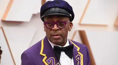 Sutradara Spike Lee tiba di karpet merah ajang Academy Awards ke-92 atau Oscar 2020 di Dolby Theatre, Los Angeles, Minggu (9/2/2020). Spike Lee menggunakan tuksedo berwarna ungu dan emas yang dikhususkan untuk mengenang legenda basket, Kobe Bryant. (Jordan Strauss/Invision/AP)