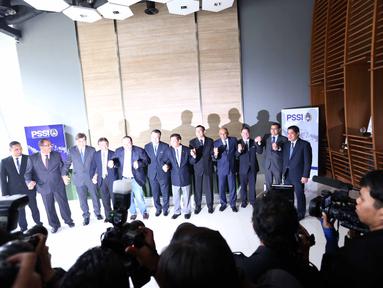Delegasi FIFA-AFC bergandengan tangan dengan Pengurus PSSI usai peertemuan di Kantor PSSI, Senayan, Jakarta, Senin (2/11/2015). (Bola.com / Nicklas Hanoatubun)
