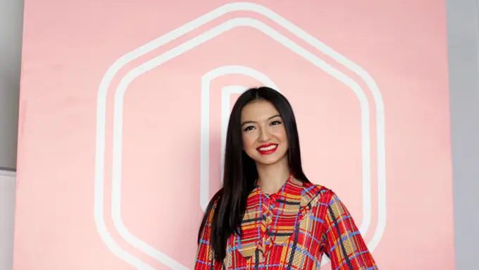 Raline Shah tampil prima menyambut para pengunjung dengan senyum khasnya saat mengisi acara Celebrity Talkshow di Beauty Fest Asia 2017