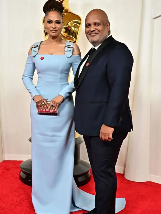 Pin merah tersebut didistribusikan oleh Artist4Ceasefire, sekelompok selebriti dan anggota industri hiburan yang secara kolektif menandatangani surat pada akhir Oktober yang meminta Presiden Amerika Serikat Joe Biden untuk menuntut gencatan senjata serta pembebasan tawanan yang aman di Gaza. [@ava]