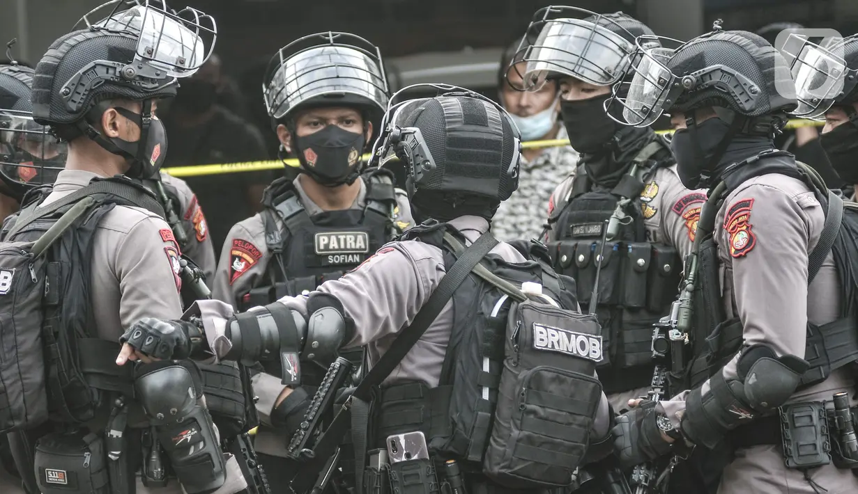Tim Gegana berkoordinasi saat hendak meledakkan barang bukti milik terduga teroris di Condet, Jakarta, Senin (29/3/2021). Barbuk antara lain 5 bom aktif dan jenis bom sumbu yang siap digunakan, 5 toples bahan peledak serta bom seberat 1,5 kg yang siap digunakan. (merdeka.com/Iqbal S Nugroho)