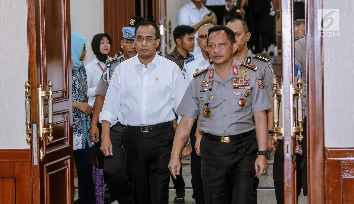 Kapolri Jenderal Tito Karnavian bersama Menhub Budi Karya Sumadi menghadiri rapat koordinasi kesiapan akhir tingkat pusat 'Operasi Ramadaniya 2017' di Mabes Polri, Senin (12/6). Rapat dalam rangka pengamanan mudik Lebaran 2017 (Liputan6.com/Faizal Fanani)
