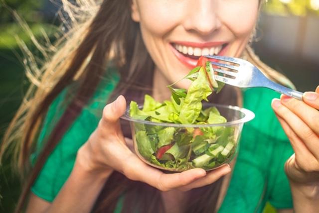 Jangan lupa mengonsumsi makanan sehat demi dapatkan kulit yang lebih terawat/copyright shutterstock.com