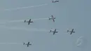 Formasi berpencar di udara Tim Aerobatik Jupiter TNI AU saat tampil memeriahkan HUT RI ke-69 di kawasan Tugu Monas, Jakarta, (31/8/2014). (Liputan6.com/Helmi Fithriansyah)