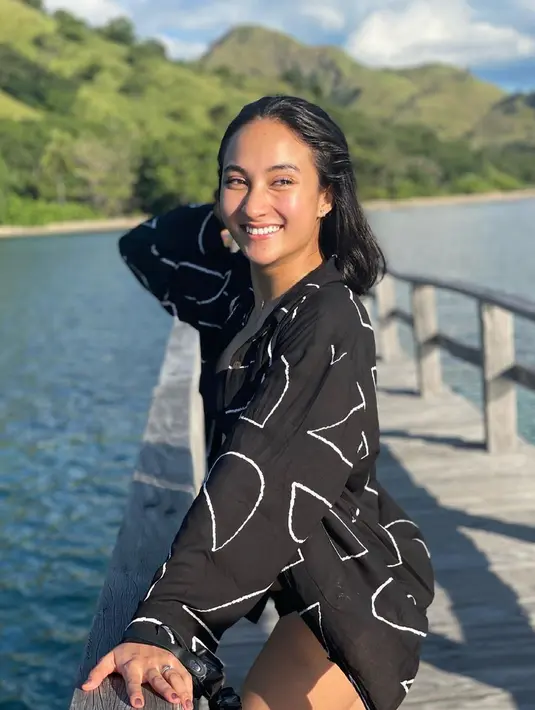 Baju hitam rupanya jadi warna favorit Naomi Zaskia. Pemain sinetron Dewi Rindu ini tampil simple dan stylish dengan baju hitam. Seperti ketika berlibur, ia tampil menawan dengan kemeja motif berwarna hitam. (Liputan6.com/IG/@naonomnom)