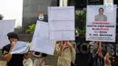 Aktivis dari Gema Tapteng berunjukrasa di depan gedung KPK, Jakarta, Rabu (16/5). Mereka mendesak pimpinan KPK mengusut tuntas Bupati Tapanuli Tengah Bakhtiar Ahmad Sibarani selaku pemberi suap kepada Ketua MK, M Akil Mochtar. (Merdeka.com/Dwi Narwoko)