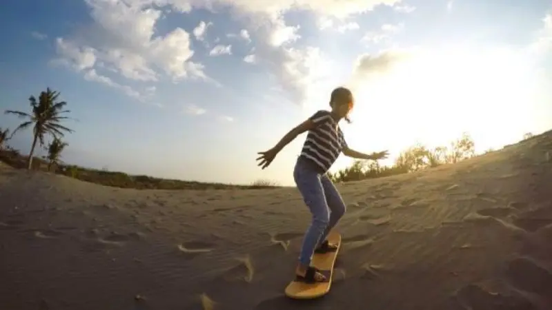 Serunya Bermain Sandboarding di Gumuk Pasir Parangkusumo