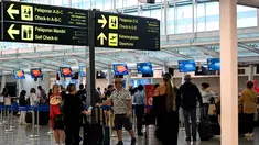 Para penumpang menunggu di tengah gangguan penerbangan akibat serangan Israel-Amerika Serikat terhadap Iran, di Bandara Internasional I Gusti Ngurah Rai, Bali, pada Senin 2 Maret 2026. Penutupan ruang udara di sejumlah negara kawasan Timur Tengah berimbas pada pembatalan sejumlah penerbangan oleh maskapai di dua Bandar Udara (Bandara) Internasional di Indonesia. (SONNY TUMBELAKA/AFP)