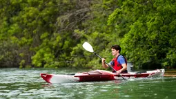 Perdana Menteri (PM) Kanada Justin Trudeau mengayuh perahu kayak dengan dayung mengarungi aliran Sungai Niagara, Ontario, Senin (5/6). Aksi PM Kanada ini untuk memperingati Hari Lingkungan Hidup Sedunia. (Nathan Denette/The Canadian Press via AP)
